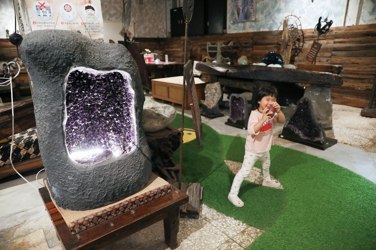 宜蘭蘇澳雨天室內親子景點推薦! 全台唯一暴龍化石真跡就在瘋狂夢想藝術園區 Robert Y廢墟-暴龍館 - 第68張圖 宜蘭蘇澳雨天室內親子景點推薦! 全台唯一暴龍化石真跡就在瘋狂夢想藝術園區 Robert Y廢墟-暴龍館