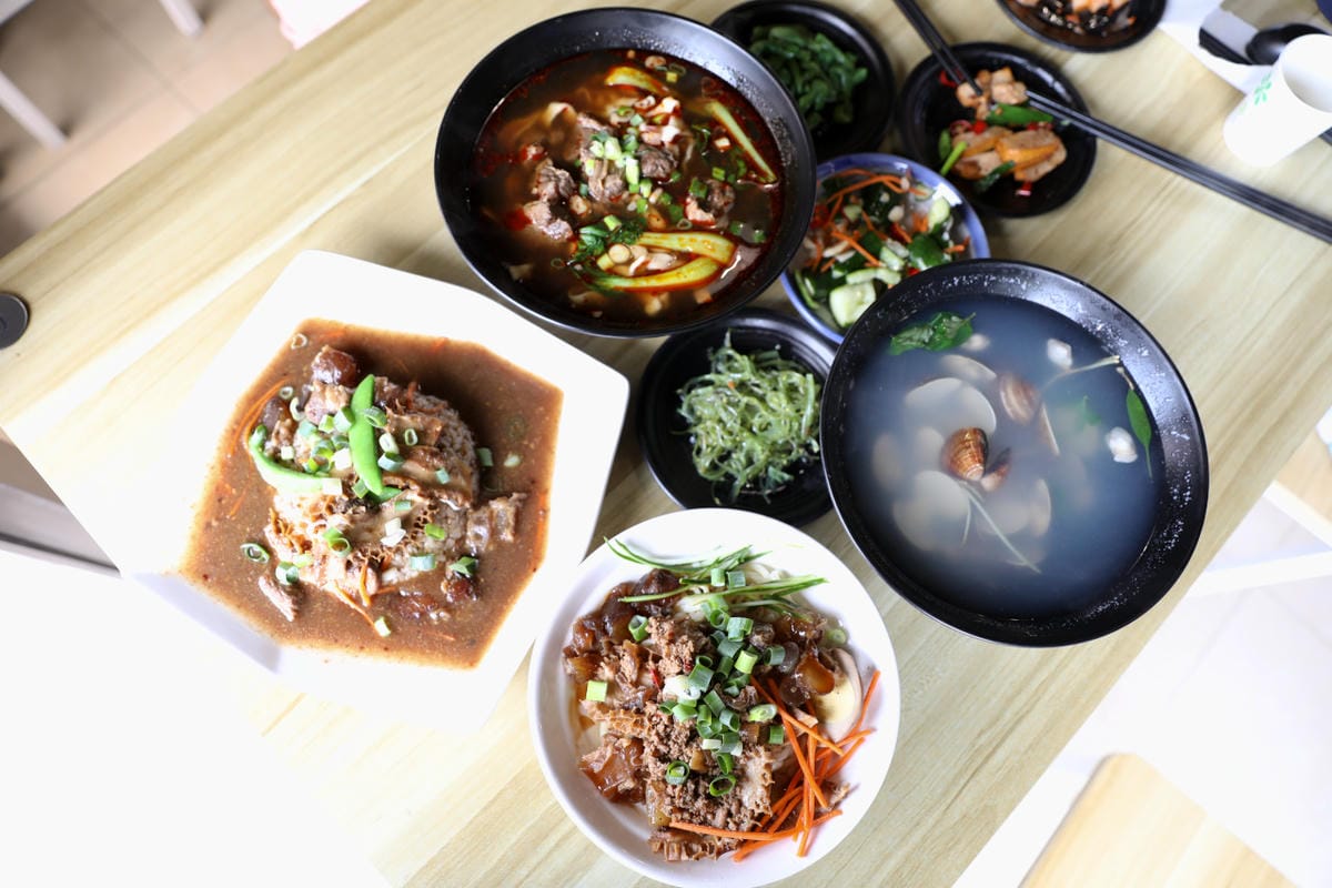 桃園中壢牛肉麵推薦! 近中原大學 鍾小勤麵食館 超高CP值免費加麵加湯.豆花吃到飽,附設停車場