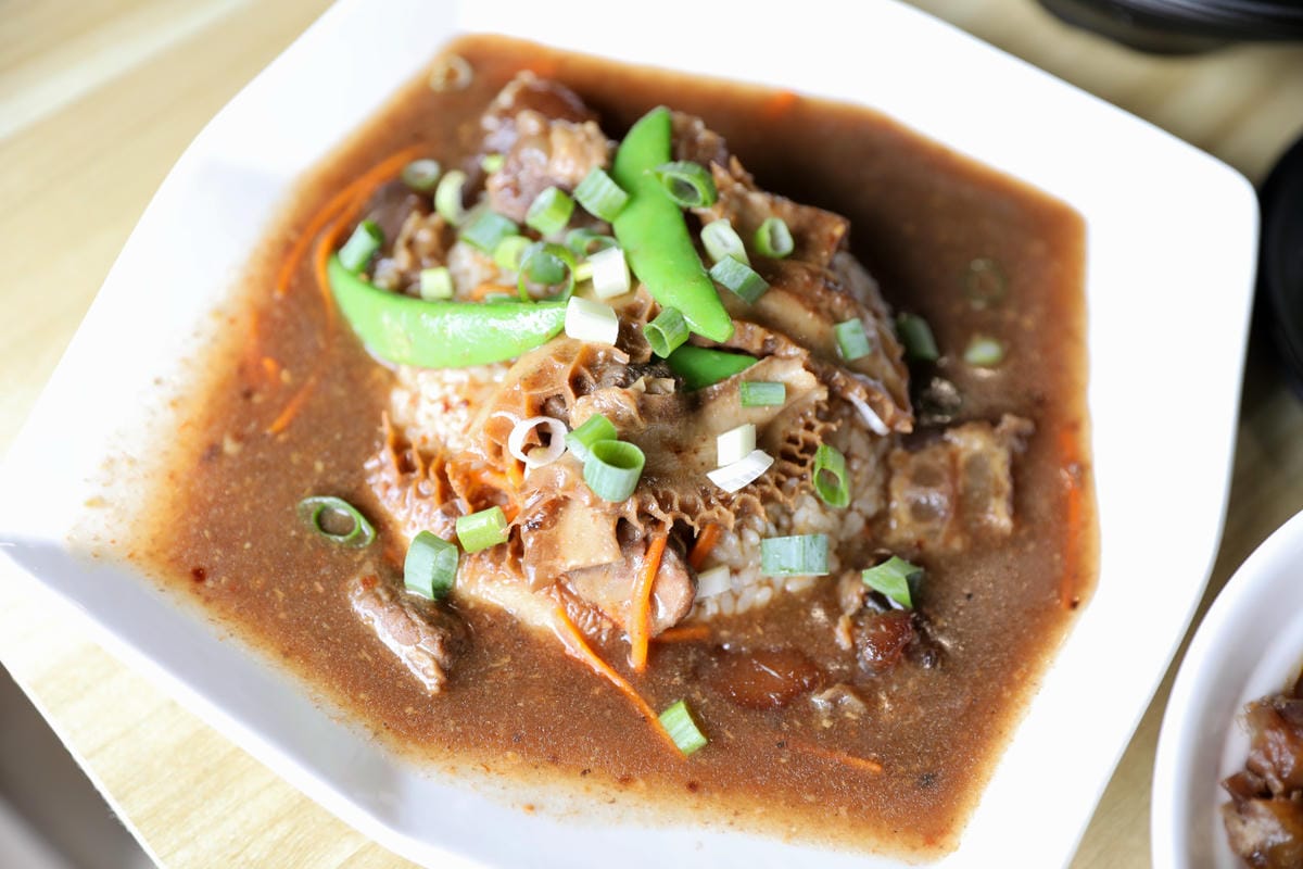 桃園中壢牛肉麵推薦! 近中原大學 鍾小勤麵食館 超高CP值免費加麵加湯.豆花吃到飽,附設停車場
