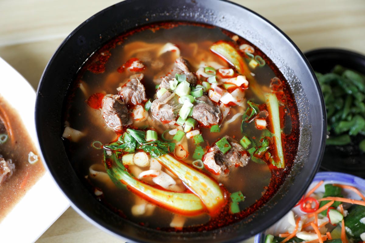桃園中壢牛肉麵推薦! 近中原大學 鍾小勤麵食館 超高CP值免費加麵加湯.豆花吃到飽,附設停車場