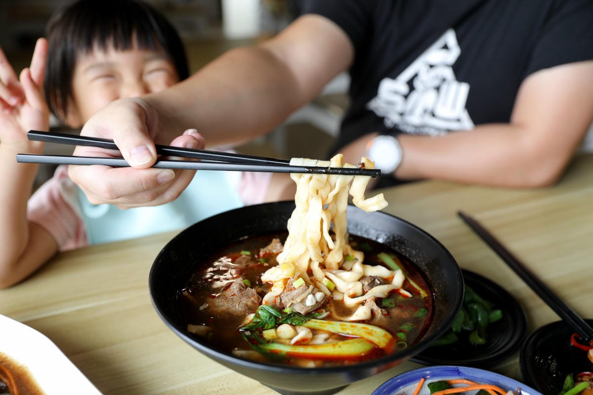 桃園中壢牛肉麵推薦! 近中原大學 鍾小勤麵食館 超高CP值免費加麵加湯.豆花吃到飽,附設停車場