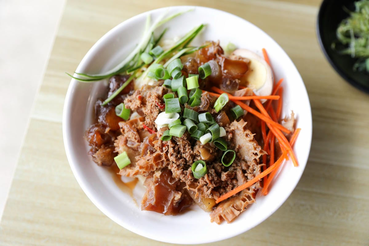 桃園中壢牛肉麵推薦! 近中原大學 鍾小勤麵食館 超高CP值免費加麵加湯.豆花吃到飽,附設停車場