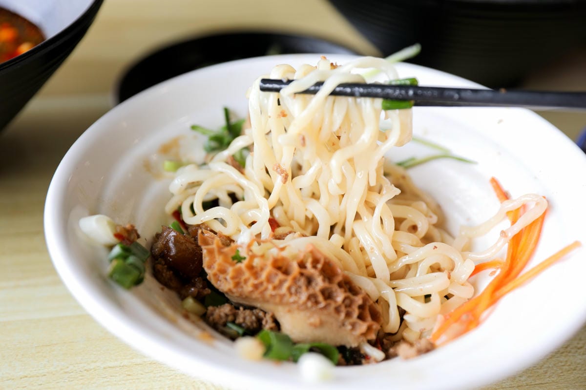 桃園中壢牛肉麵推薦! 近中原大學 鍾小勤麵食館 超高CP值免費加麵加湯.豆花吃到飽,附設停車場