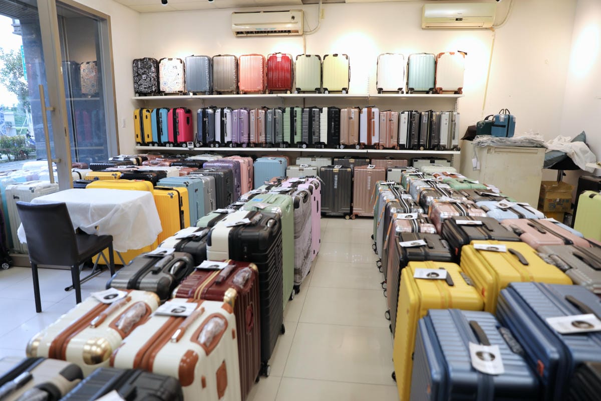桃園行李箱專賣店 行李箱維修就找黑箱作業 一年保固,十年保修 小空間最佳選擇前開式行李箱推薦! - 第5張圖 桃園行李箱專賣店 行李箱維修就找黑箱作業 一年保固,十年保修 小空間最佳選擇前開式行李箱推薦!