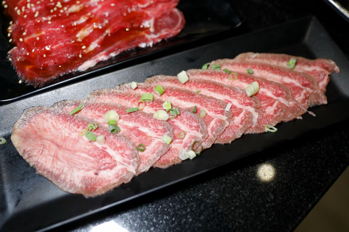 新開幕中壢吃到飽燒肉推薦! 胖肚肚燒肉吃到飽(中壢店) 專人桌邊代烤服務太優秀啦~