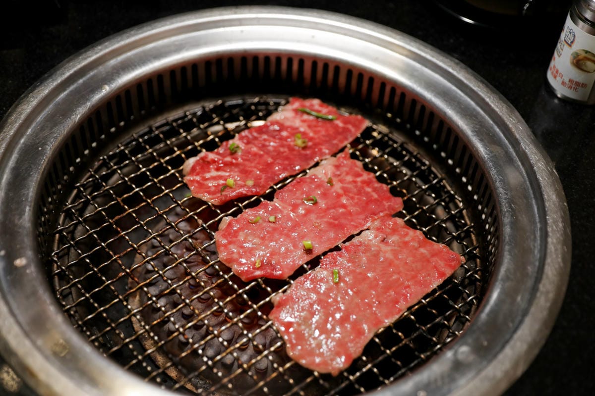新開幕中壢吃到飽燒肉推薦! 胖肚肚燒肉吃到飽(中壢店) 專人桌邊代烤服務太優秀啦~