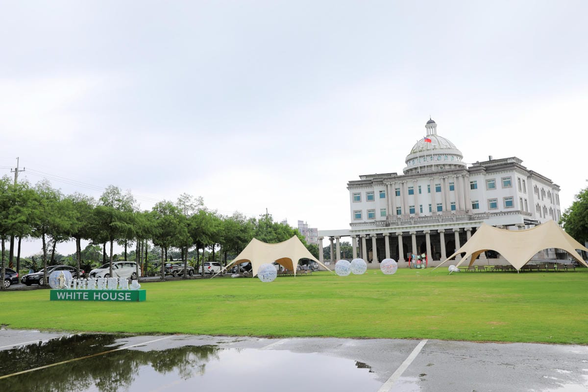 宜蘭礁溪親子渡假住宿推薦! White House 白宮渡假勝地 超大親子房,還有室內球池遊戲區.電動車出借.戶外大草地.泳池/兒童池