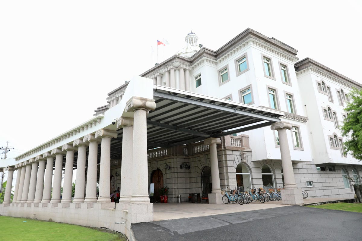 宜蘭礁溪親子渡假住宿推薦! White House 白宮渡假勝地 超大親子房,還有室內球池遊戲區.電動車出借.戶外大草地.泳池/兒童池