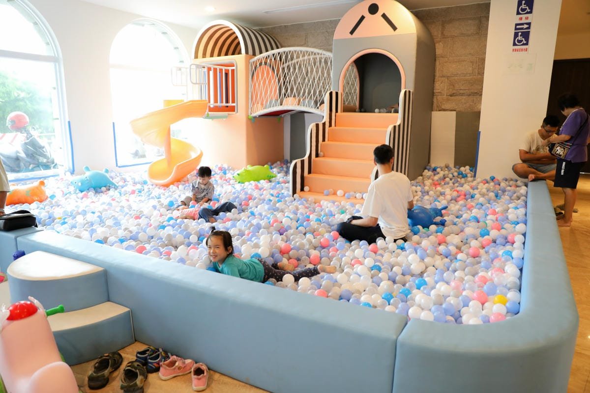宜蘭礁溪親子渡假住宿推薦! White House 白宮渡假勝地 超大親子房,還有室內球池遊戲區.電動車出借.戶外大草地.泳池/兒童池