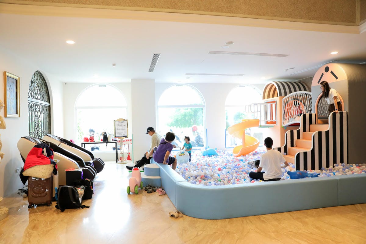 宜蘭礁溪親子渡假住宿推薦! White House 白宮渡假勝地 超大親子房,還有室內球池遊戲區.電動車出借.戶外大草地.泳池/兒童池