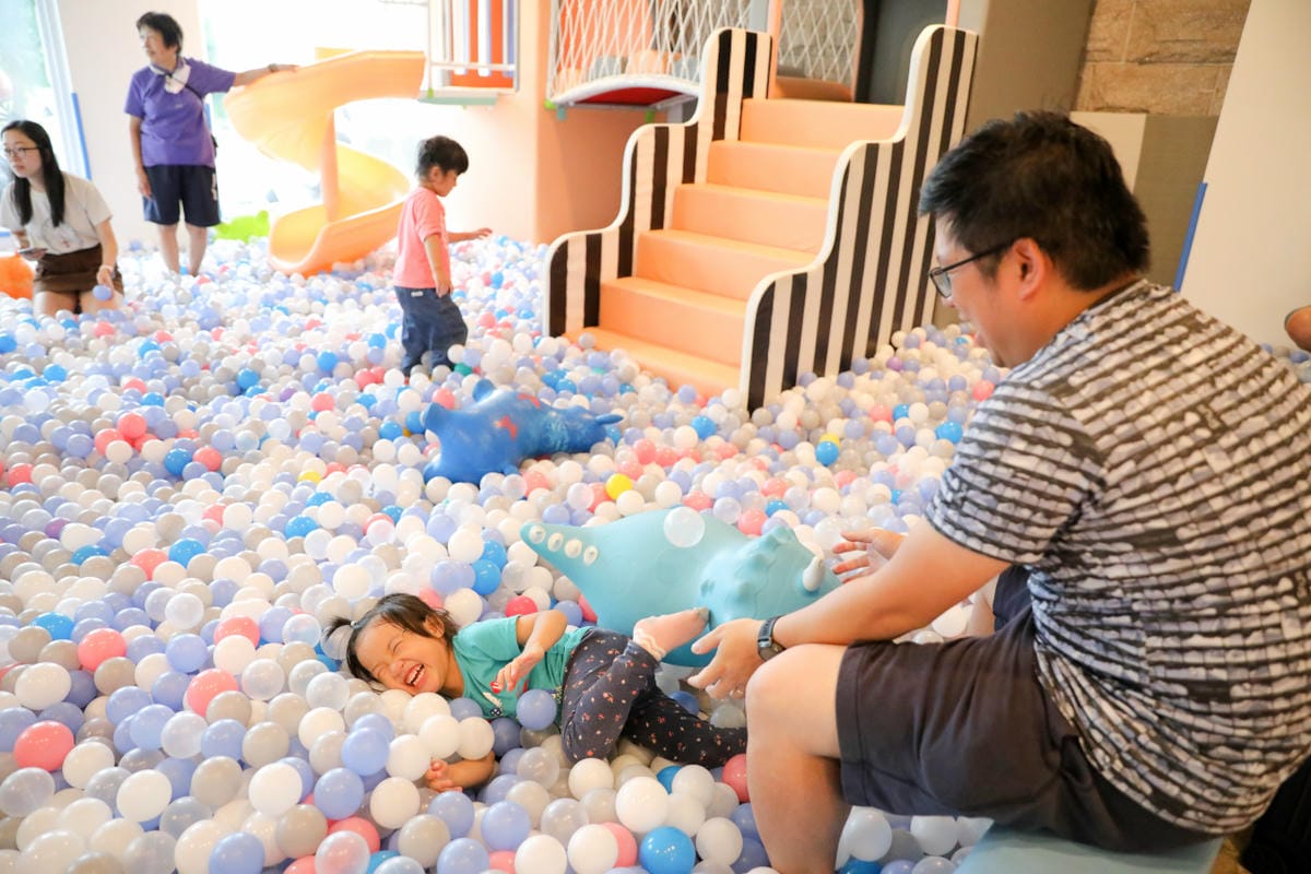 宜蘭礁溪親子渡假住宿推薦! White House 白宮渡假勝地 超大親子房,還有室內球池遊戲區.電動車出借.戶外大草地.泳池/兒童池