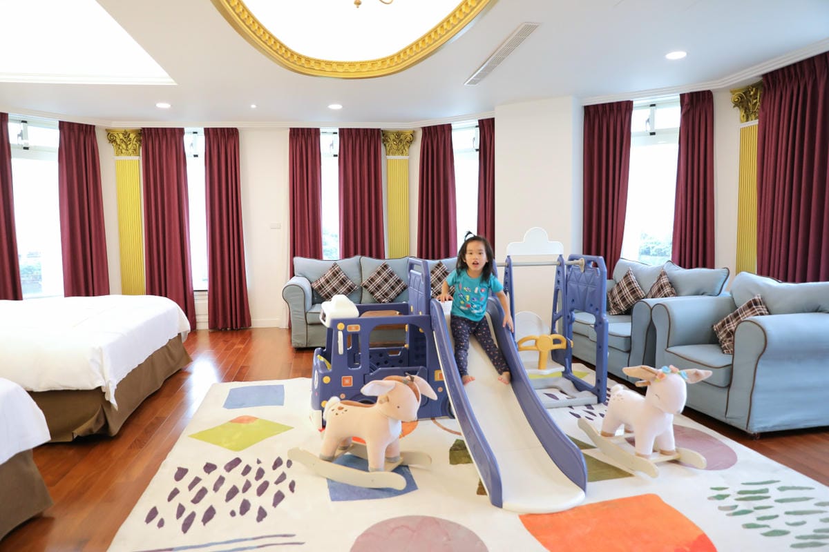 宜蘭礁溪親子渡假住宿推薦! White House 白宮渡假勝地 超大親子房,還有室內球池遊戲區.電動車出借.戶外大草地.泳池/兒童池