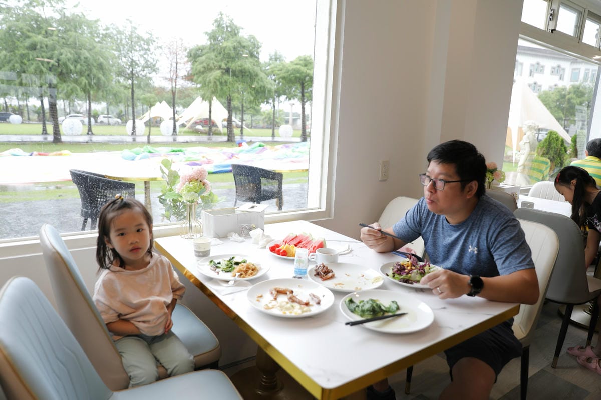 宜蘭礁溪親子渡假住宿推薦! White House 白宮渡假勝地 超大親子房,還有室內球池遊戲區.電動車出借.戶外大草地.泳池/兒童池