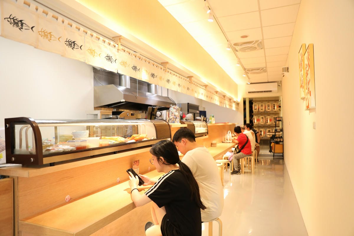 台中日式料理推薦! 小鮨事日式料理店 超浮誇生魚片蛋糕,壽星慶生首選!