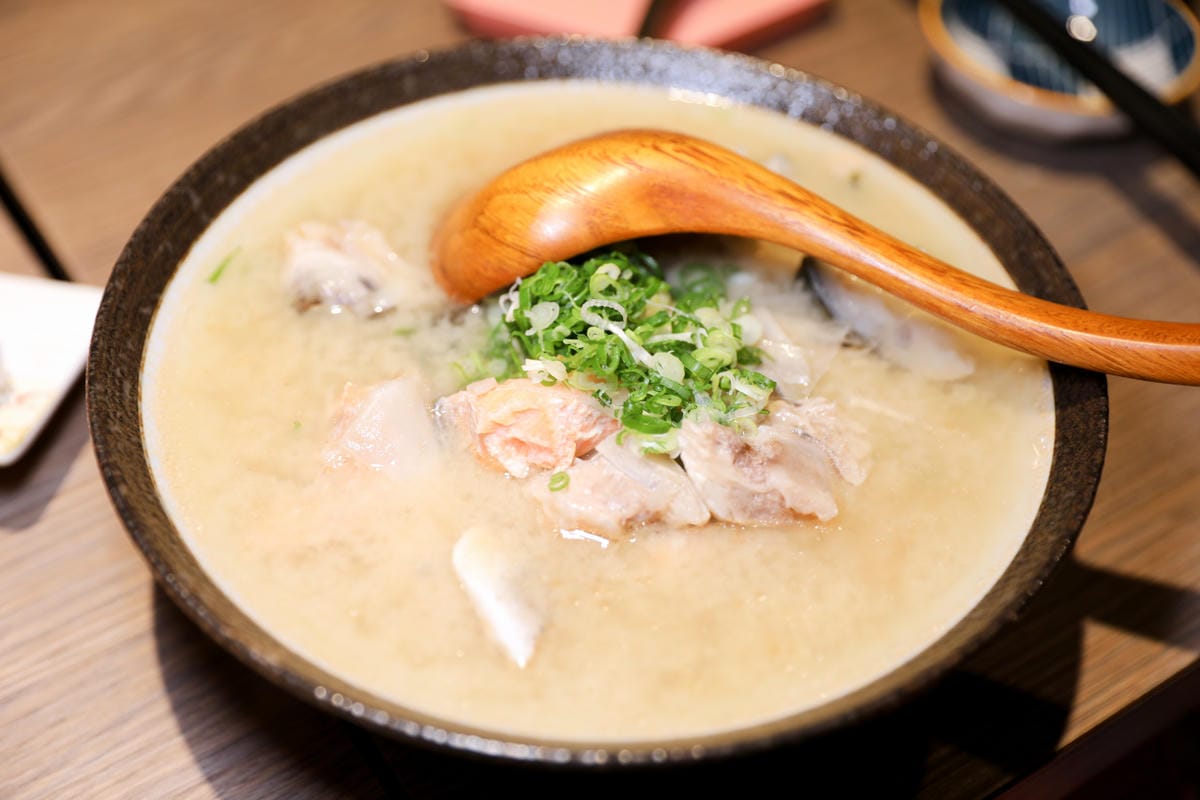 台中日式料理推薦! 小鮨事日式料理店 超浮誇生魚片蛋糕,壽星慶生首選!