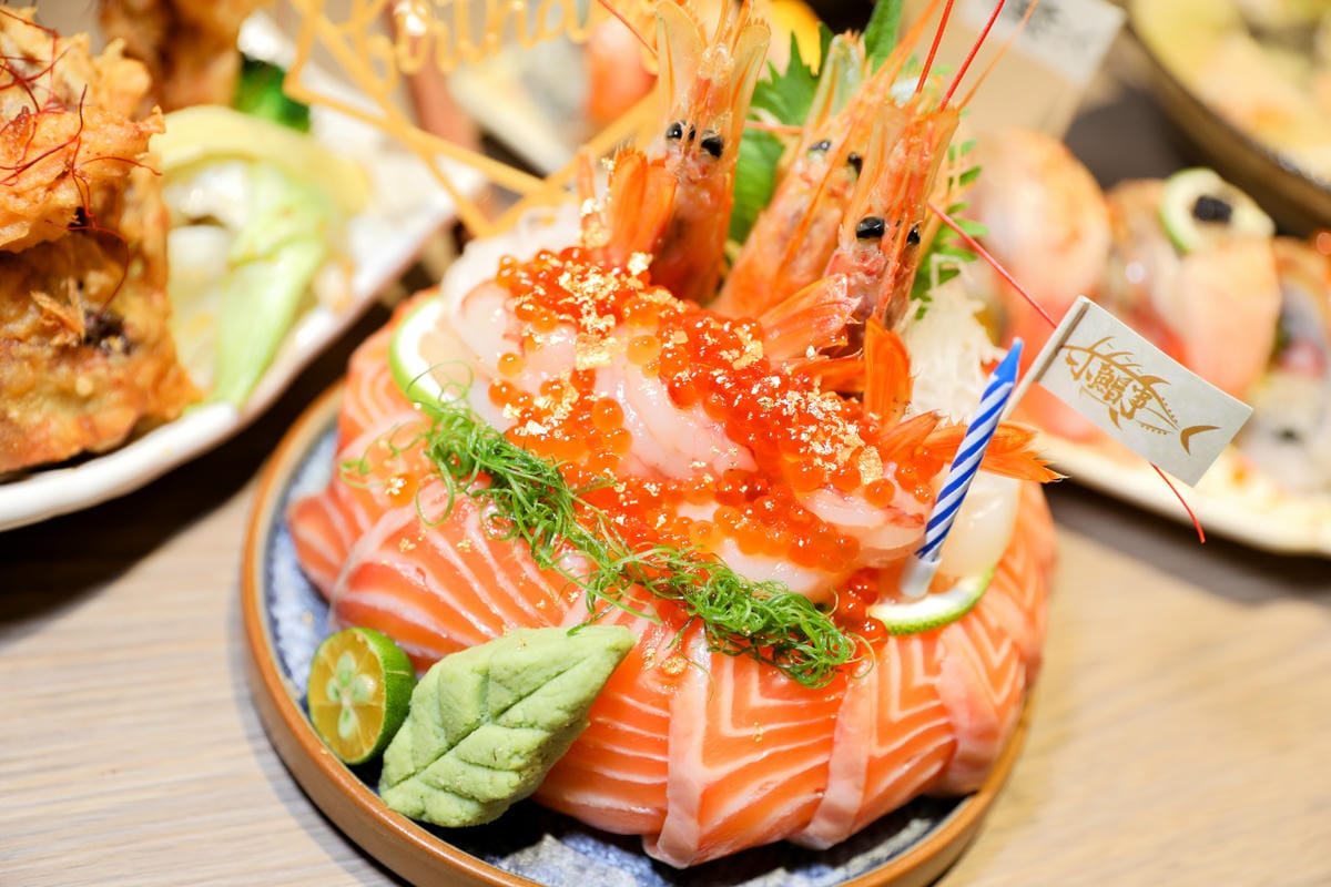 台中日式料理推薦! 小鮨事日式料理店 超浮誇生魚片蛋糕,壽星慶生首選!