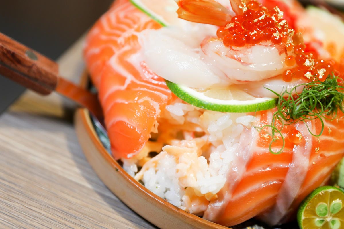 台中日式料理推薦! 小鮨事日式料理店 超浮誇生魚片蛋糕,壽星慶生首選!