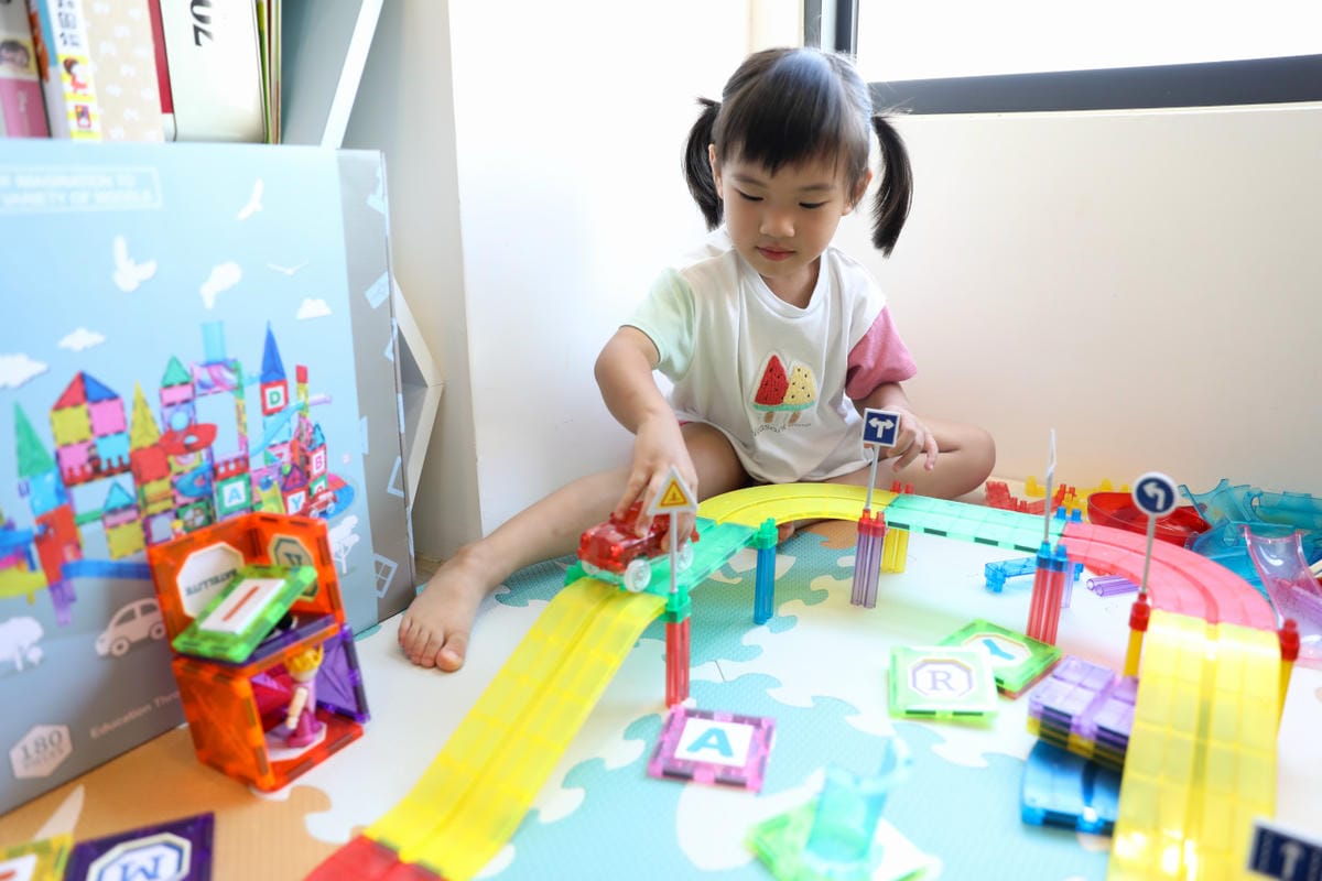 超高CP值磁力片玩具推薦! 聰明媽咪Smartmom 彩窗透光磁力積木三合一180片(積木+軌道+滑梯管道) 三種玩法一次擁有 - 第10張圖 超高CP值磁力片玩具推薦! 聰明媽咪Smartmom 彩窗透光磁力積木三合一180片(積木+軌道+滑梯管道) 三種玩法一次擁有