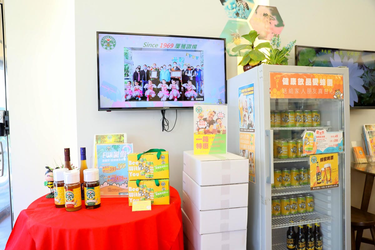 新竹親子旅遊景點推薦! 愛蜂園 蜜蜂生態導覽,小蜂農體驗親手採蜂蜜 新竹伴手禮蜂蜜.蜂蜜氣泡水.蜂蜜啤酒 - 第32張圖 新竹親子旅遊景點推薦! 愛蜂園 蜜蜂生態導覽,小蜂農體驗親手採蜂蜜 新竹伴手禮蜂蜜.蜂蜜氣泡水.蜂蜜啤酒