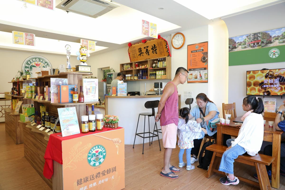 新竹親子旅遊景點推薦! 愛蜂園 蜜蜂生態導覽,小蜂農體驗親手採蜂蜜 新竹伴手禮蜂蜜.蜂蜜氣泡水.蜂蜜啤酒 - 第7張圖 新竹親子旅遊景點推薦! 愛蜂園 蜜蜂生態導覽,小蜂農體驗親手採蜂蜜 新竹伴手禮蜂蜜.蜂蜜氣泡水.蜂蜜啤酒