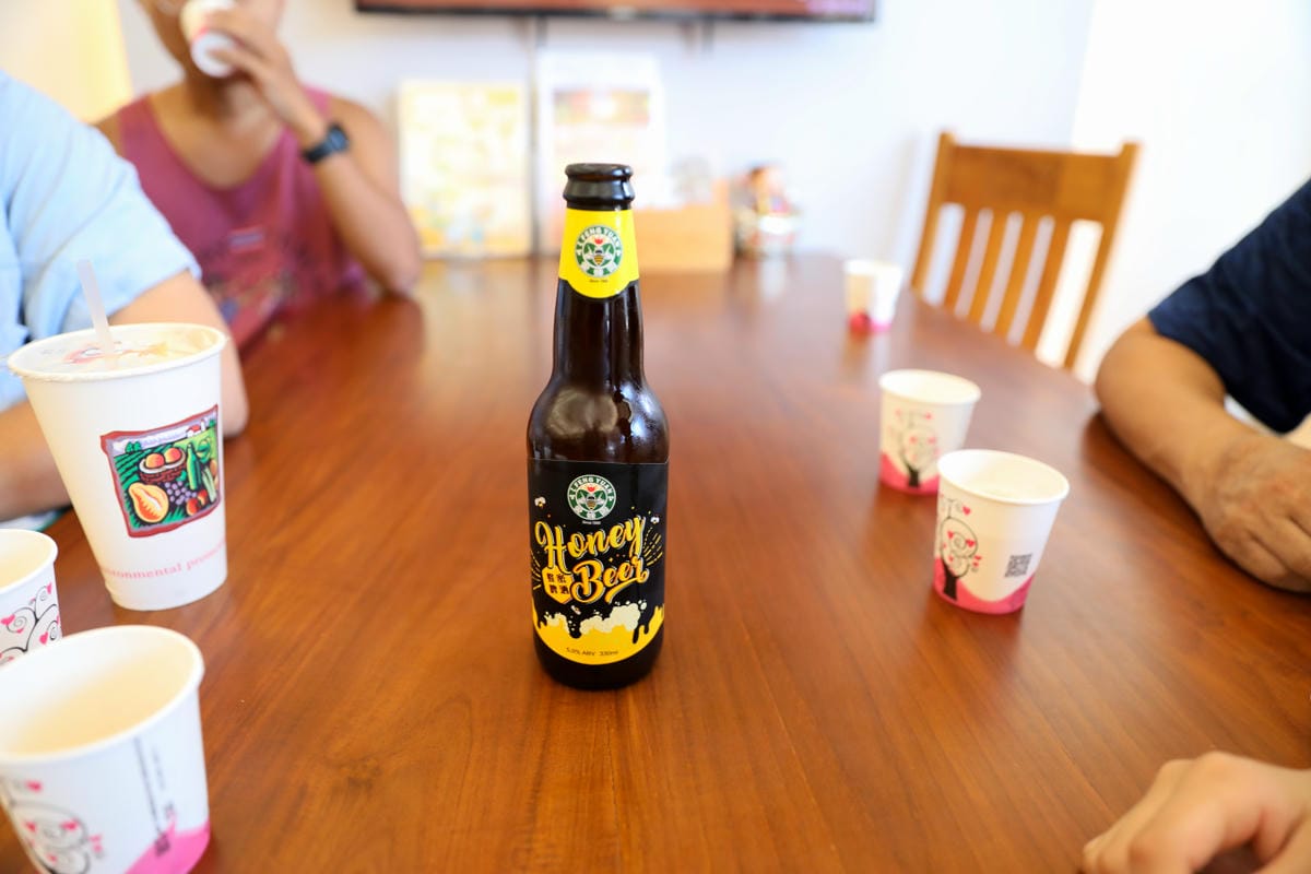 新竹親子旅遊景點推薦! 愛蜂園 蜜蜂生態導覽,小蜂農體驗親手採蜂蜜 新竹伴手禮蜂蜜.蜂蜜氣泡水.蜂蜜啤酒 - 第8張圖 新竹親子旅遊景點推薦! 愛蜂園 蜜蜂生態導覽,小蜂農體驗親手採蜂蜜 新竹伴手禮蜂蜜.蜂蜜氣泡水.蜂蜜啤酒