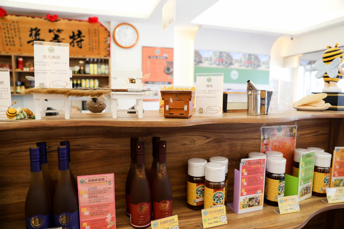 新竹親子旅遊景點推薦! 愛蜂園 蜜蜂生態導覽,小蜂農體驗親手採蜂蜜 新竹伴手禮蜂蜜.蜂蜜氣泡水.蜂蜜啤酒 - 第35張圖 新竹親子旅遊景點推薦! 愛蜂園 蜜蜂生態導覽,小蜂農體驗親手採蜂蜜 新竹伴手禮蜂蜜.蜂蜜氣泡水.蜂蜜啤酒