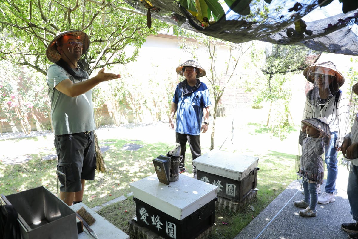 新竹親子旅遊景點推薦! 愛蜂園 蜜蜂生態導覽,小蜂農體驗親手採蜂蜜 新竹伴手禮蜂蜜.蜂蜜氣泡水.蜂蜜啤酒 - 第10張圖 新竹親子旅遊景點推薦! 愛蜂園 蜜蜂生態導覽,小蜂農體驗親手採蜂蜜 新竹伴手禮蜂蜜.蜂蜜氣泡水.蜂蜜啤酒
