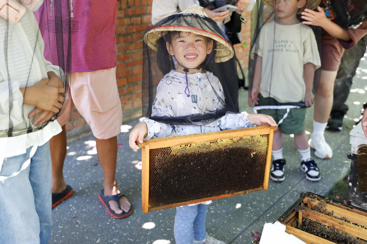 新竹親子旅遊景點推薦! 愛蜂園 蜜蜂生態導覽,小蜂農體驗親手採蜂蜜 新竹伴手禮蜂蜜.蜂蜜氣泡水.蜂蜜啤酒 - 第20張圖 新竹親子旅遊景點推薦! 愛蜂園 蜜蜂生態導覽,小蜂農體驗親手採蜂蜜 新竹伴手禮蜂蜜.蜂蜜氣泡水.蜂蜜啤酒