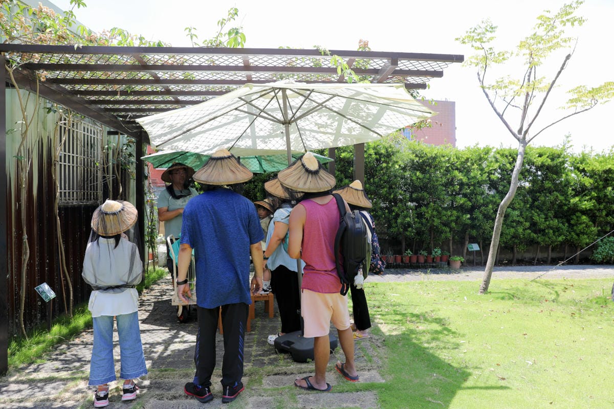 新竹親子旅遊景點推薦! 愛蜂園 蜜蜂生態導覽,小蜂農體驗親手採蜂蜜 新竹伴手禮蜂蜜.蜂蜜氣泡水.蜂蜜啤酒 - 第23張圖 新竹親子旅遊景點推薦! 愛蜂園 蜜蜂生態導覽,小蜂農體驗親手採蜂蜜 新竹伴手禮蜂蜜.蜂蜜氣泡水.蜂蜜啤酒