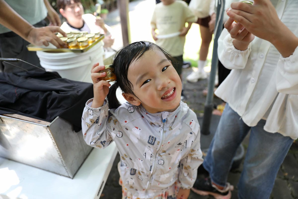 新竹親子旅遊景點推薦! 愛蜂園 蜜蜂生態導覽,小蜂農體驗親手採蜂蜜 新竹伴手禮蜂蜜.蜂蜜氣泡水.蜂蜜啤酒 - 第29張圖 新竹親子旅遊景點推薦! 愛蜂園 蜜蜂生態導覽,小蜂農體驗親手採蜂蜜 新竹伴手禮蜂蜜.蜂蜜氣泡水.蜂蜜啤酒