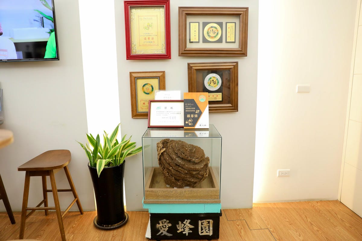 新竹親子旅遊景點推薦! 愛蜂園 蜜蜂生態導覽,小蜂農體驗親手採蜂蜜 新竹伴手禮蜂蜜.蜂蜜氣泡水.蜂蜜啤酒 - 第5張圖 新竹親子旅遊景點推薦! 愛蜂園 蜜蜂生態導覽,小蜂農體驗親手採蜂蜜 新竹伴手禮蜂蜜.蜂蜜氣泡水.蜂蜜啤酒