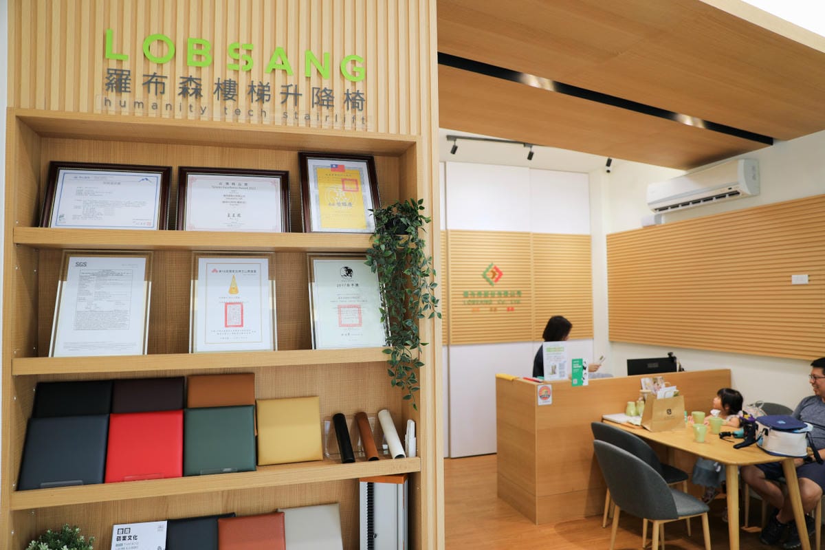 樓梯升降椅第一品牌推薦! MIT精品 羅布森樓梯升降椅 長輩及行動不便者上下樓好幫手