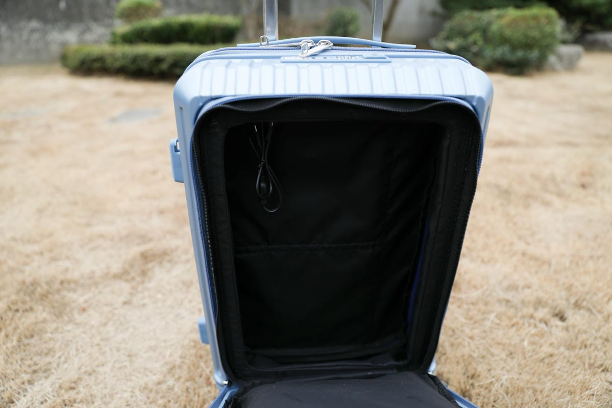 內湖行李箱專賣店推薦! 行李箱維修就找黑箱作業 一年保固,十年保修 小空間最佳選擇雙開.前開式行李箱