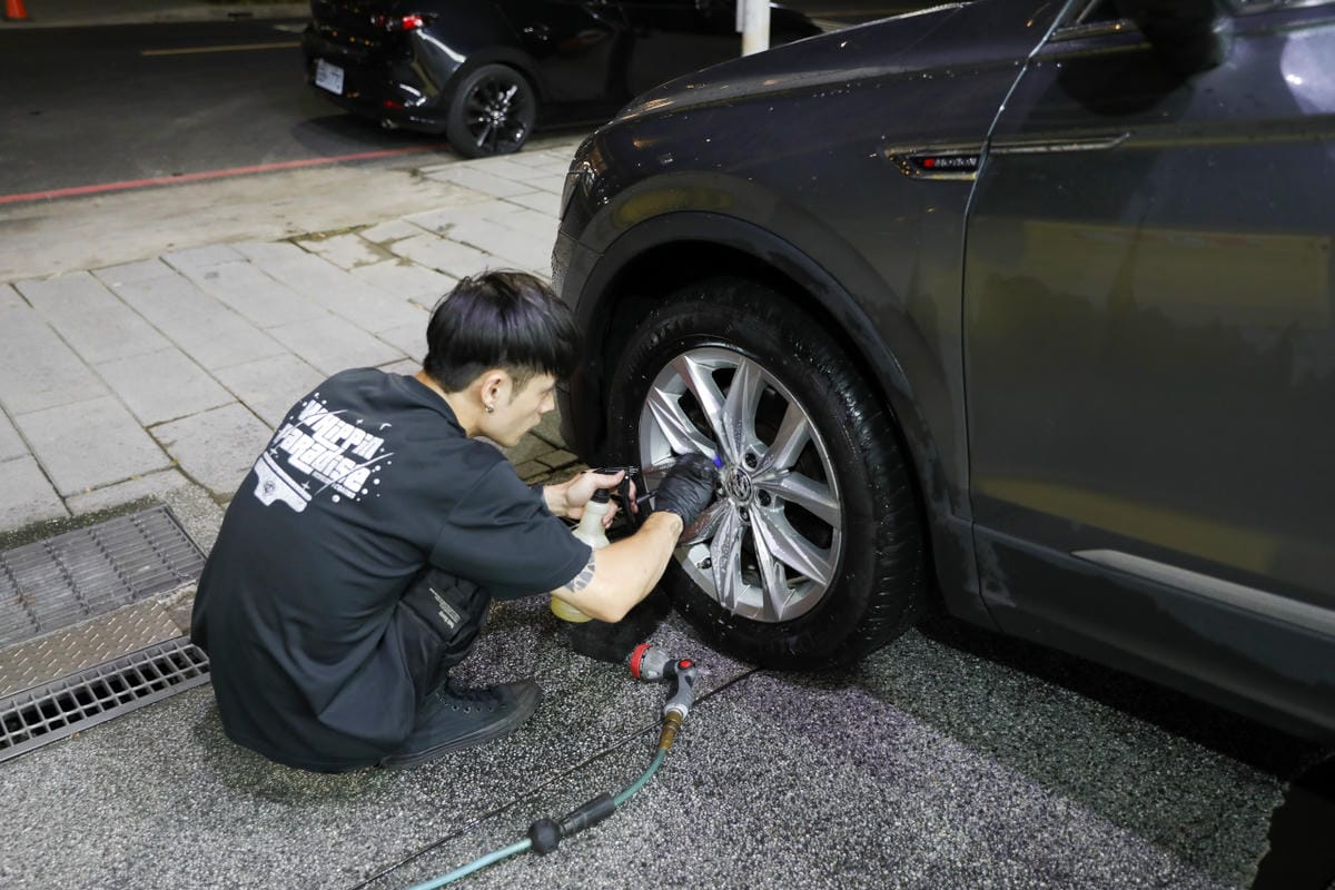 林口汽車美容店家推薦! Whippin Paradise 威品天堂車體防護 銀石鍍膜體驗組+玻璃鍍膜 輕鬆保養車漆.雨天視線清晰行車更安全~ - 第14張圖 林口汽車美容店家推薦! Whippin Paradise 威品天堂車體防護 銀石鍍膜體驗組+玻璃鍍膜 輕鬆保養車漆.雨天視線清晰行車更安全~