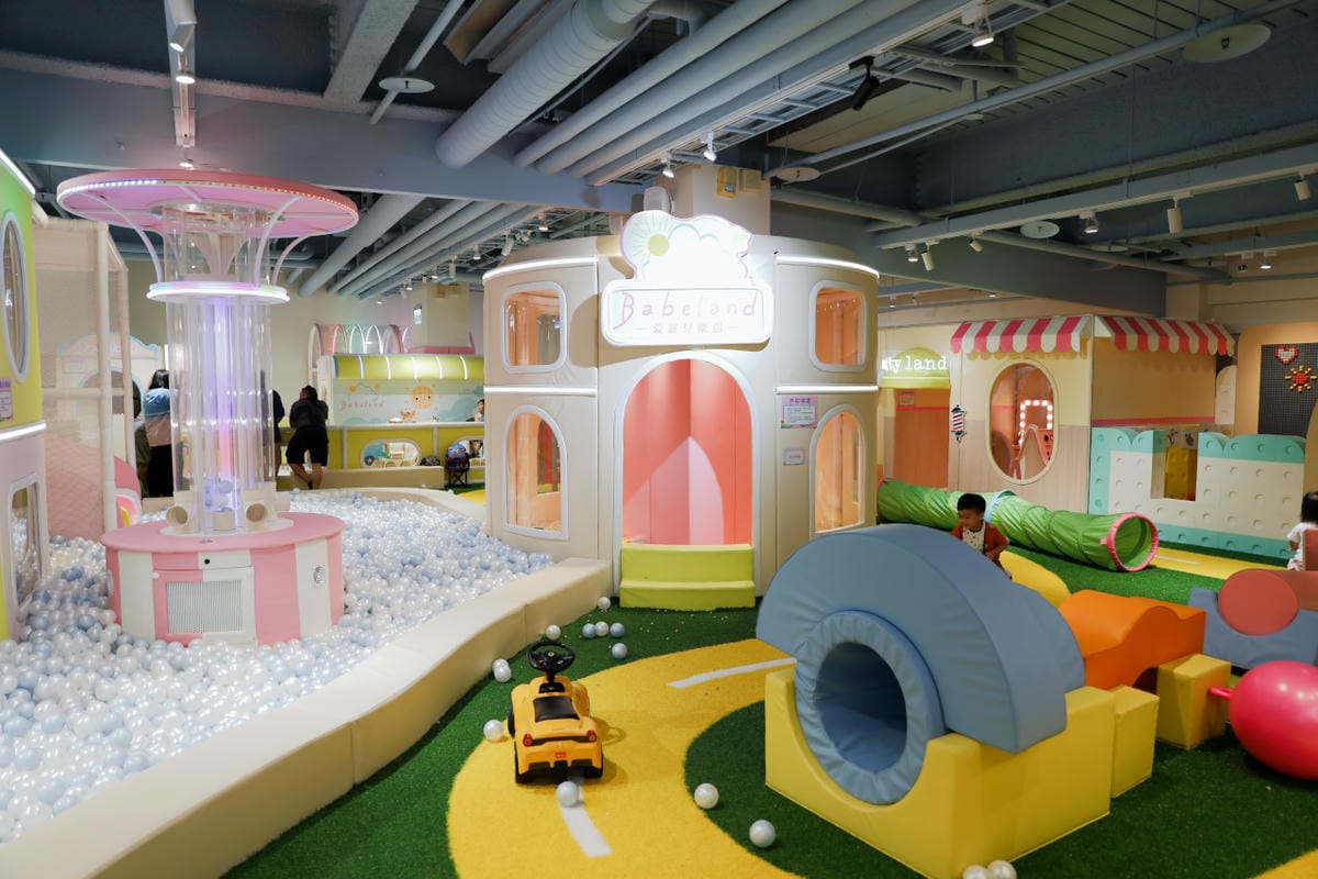 新莊室內兒童遊樂場推薦! 愛寶兒雲夢樂園Babeland 2024新北親子雨備好去處,平日遊玩不限時 球池.溜滑梯.沙坑.小火車.角色扮演,還有豐富主題課程免費參加 - 第1張圖 新莊室內兒童遊樂場推薦! 愛寶兒雲夢樂園Babeland 2024新北親子雨備好去處,平日遊玩不限時 球池.溜滑梯.沙坑.小火車.角色扮演,還有豐富主題課程免費參加