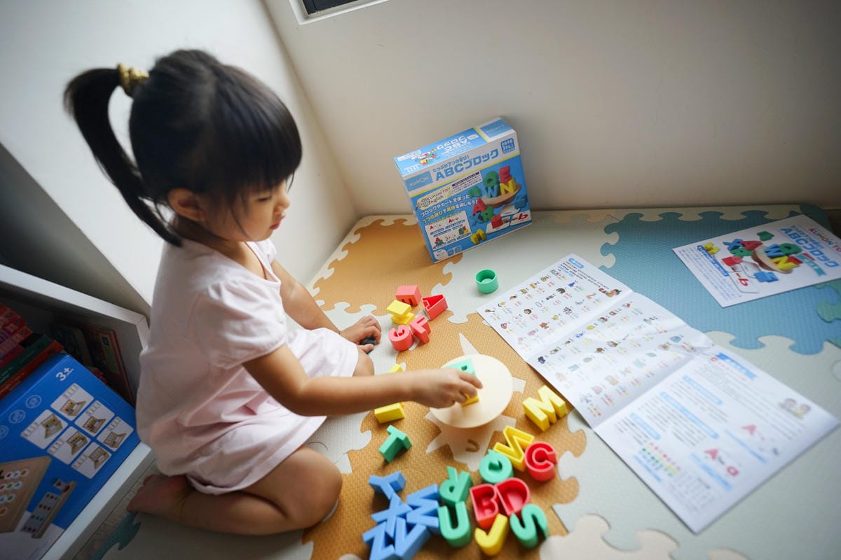 幼兒益智教具推薦! 日本KUMON TOY ABC立體平衡積木 遊戲中輕鬆學英文