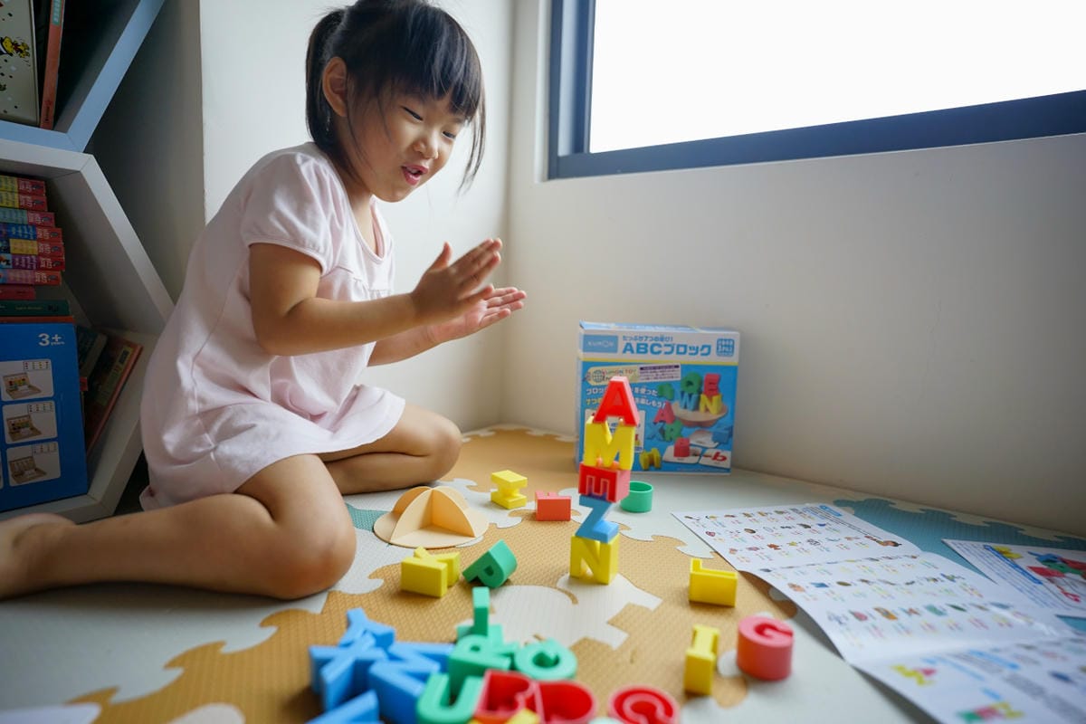 幼兒益智教具推薦! 日本KUMON TOY ABC立體平衡積木 遊戲中輕鬆學英文