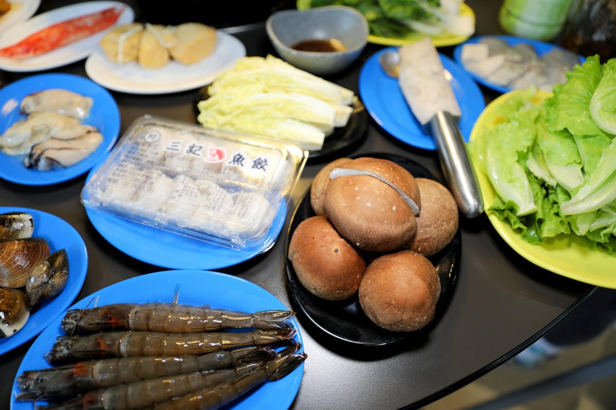 青埔火鍋推薦! 東東石頭火鍋 高級現切肉品A5和牛.伊比利豬+自助火鍋料.新鮮時蔬