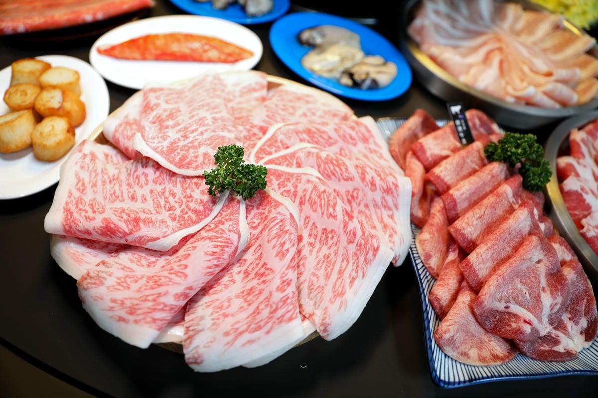 青埔火鍋推薦! 東東石頭火鍋 高級現切肉品A5和牛.伊比利豬+自助火鍋料.新鮮時蔬