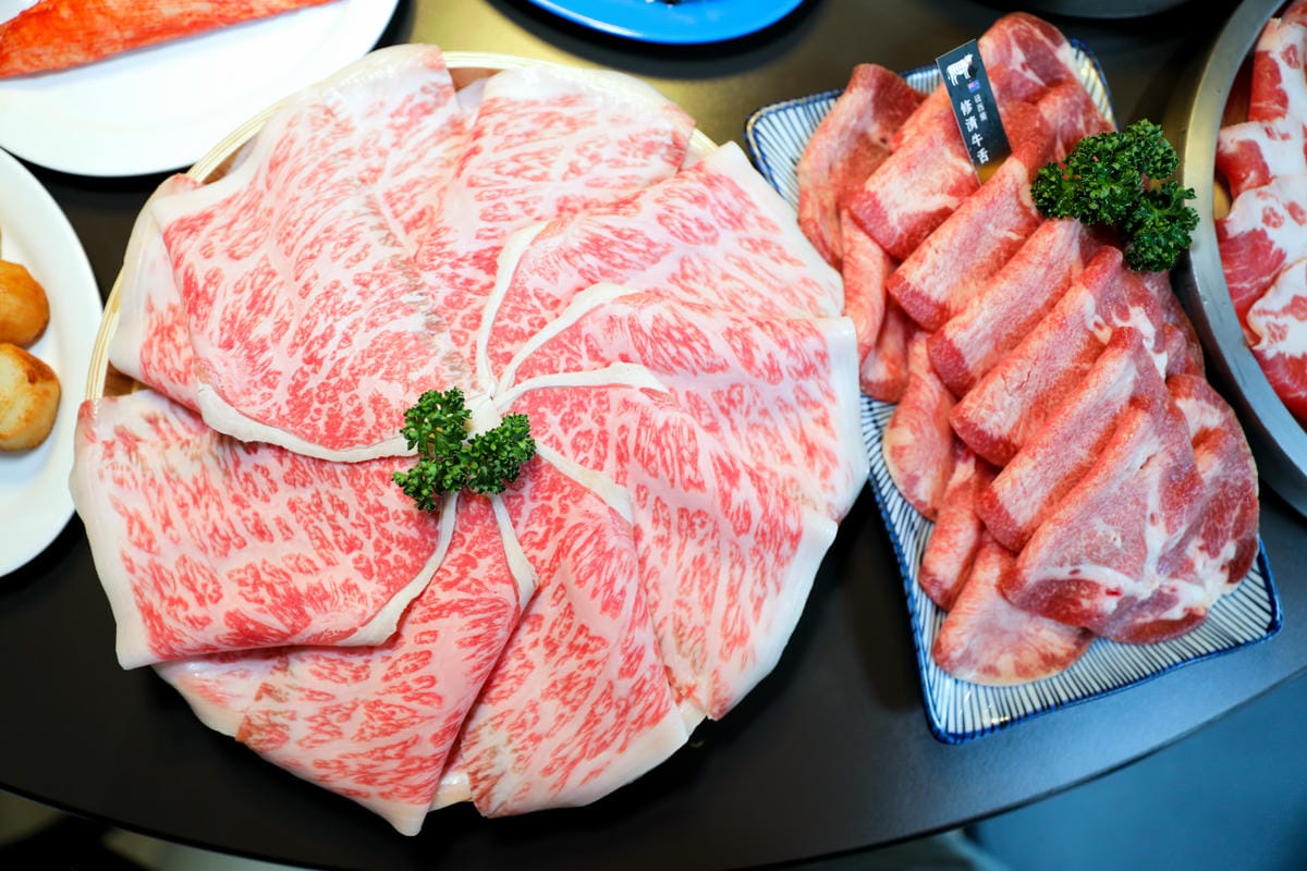 青埔火鍋推薦! 東東石頭火鍋 高級現切肉品A5和牛.伊比利豬+自助火鍋料.新鮮時蔬