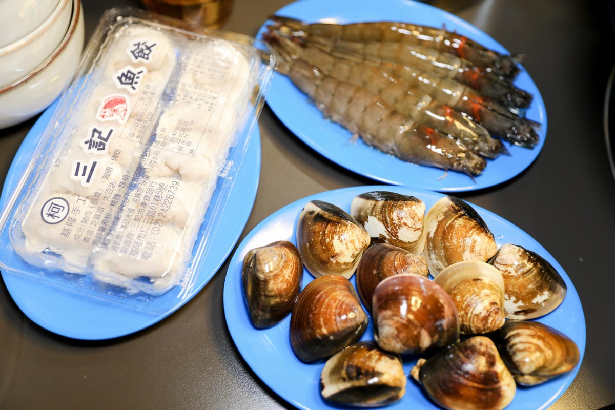 青埔火鍋推薦! 東東石頭火鍋 高級現切肉品A5和牛.伊比利豬+自助火鍋料.新鮮時蔬