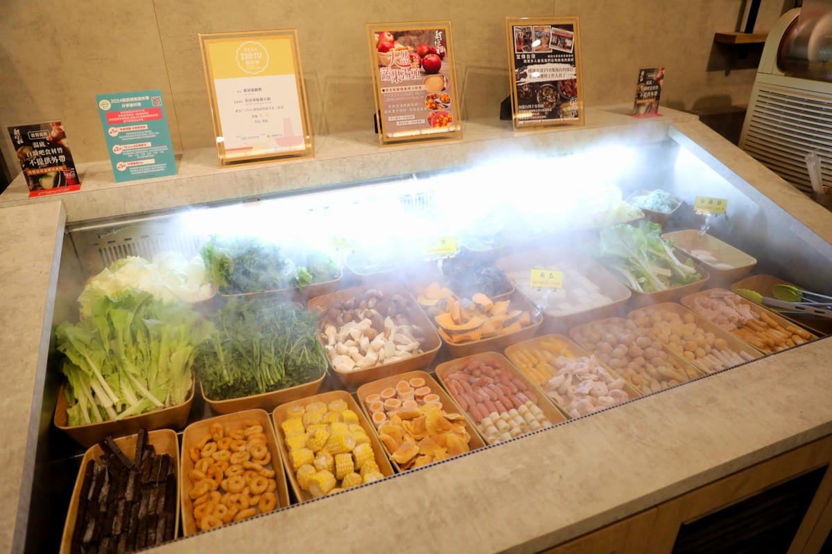 台南安平火鍋餐廳 新垣祖鍋物(安平店) 天然蔬果湯頭石頭火鍋.自助吧吃到飽無限量供應 - 第5張圖 台南安平火鍋餐廳 新垣祖鍋物(安平店) 天然蔬果湯頭石頭火鍋.自助吧吃到飽無限量供應