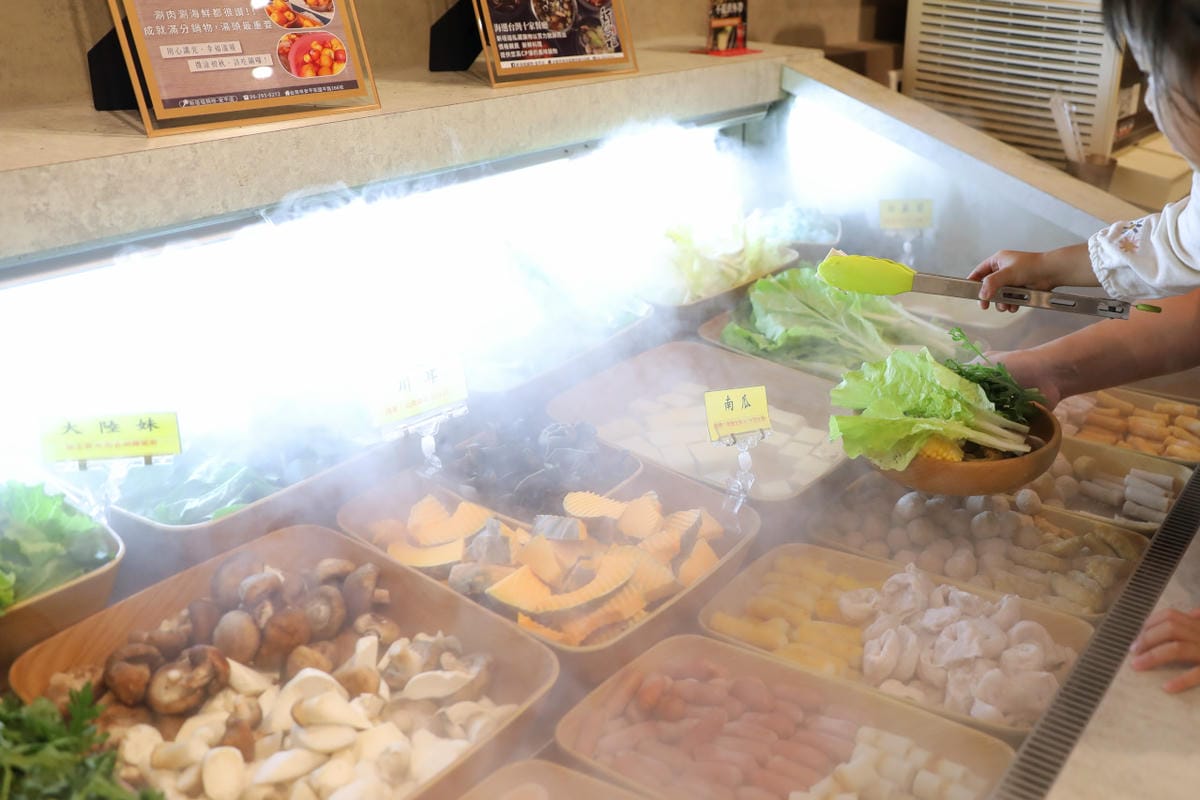 台南安平火鍋餐廳 新垣祖鍋物(安平店) 天然蔬果湯頭石頭火鍋.自助吧吃到飽無限量供應 - 第2張圖 台南安平火鍋餐廳 新垣祖鍋物(安平店) 天然蔬果湯頭石頭火鍋.自助吧吃到飽無限量供應