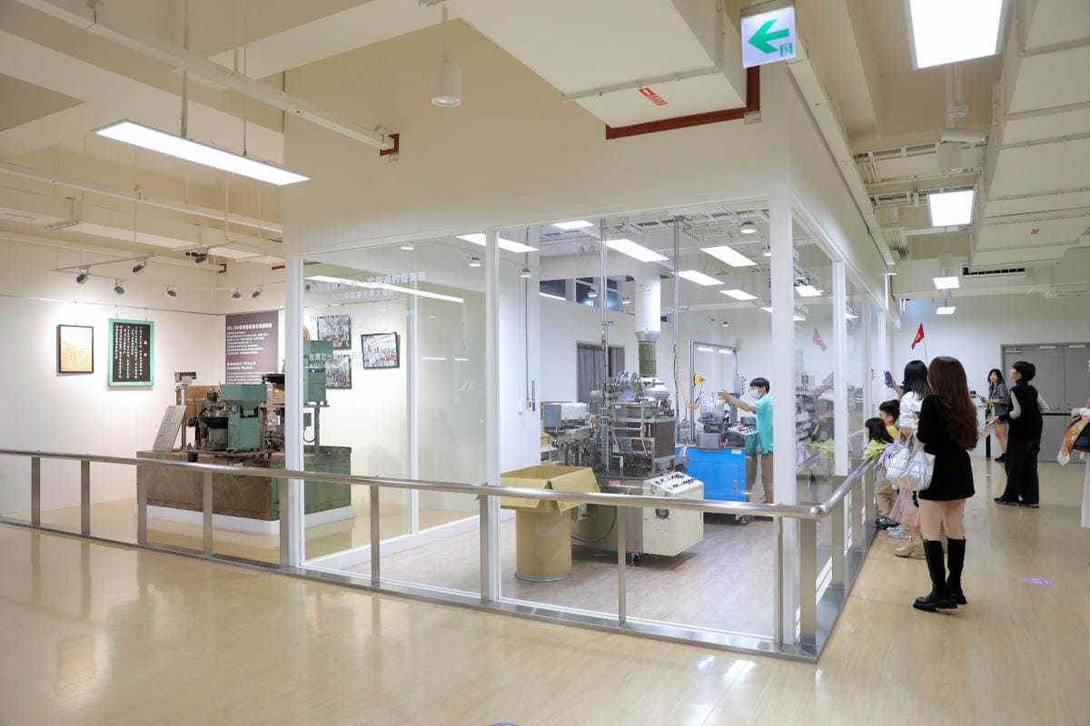桃園親子景點推薦! 雄獅文具想像力製造所 彩色筆DIY 桃園室內雨備好去處,天氣好還可以野餐去~