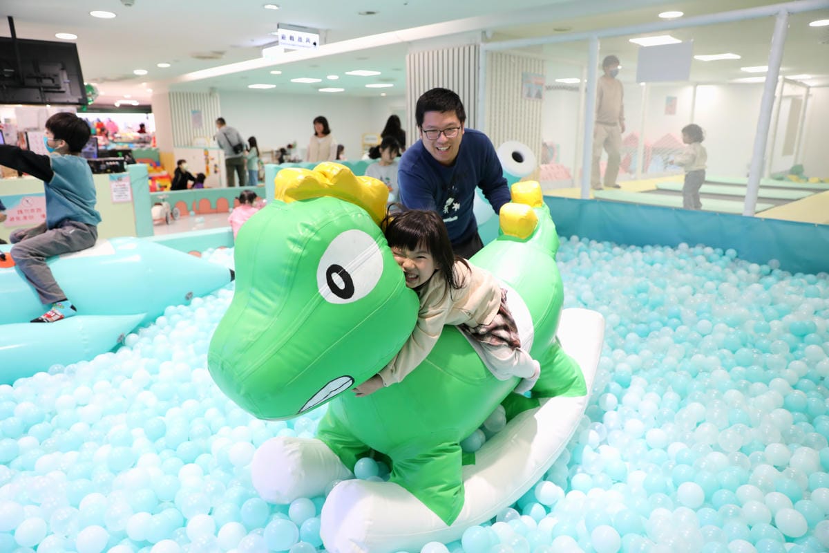 台南室內親子遊樂園推薦! 追風奇幻島-糖果小鎮(台南大遠百) 吃喝玩樂線上購票超划算!