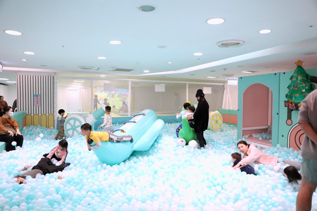 台南室內親子遊樂園推薦! 追風奇幻島-糖果小鎮(台南大遠百) 吃喝玩樂線上購票超划算!