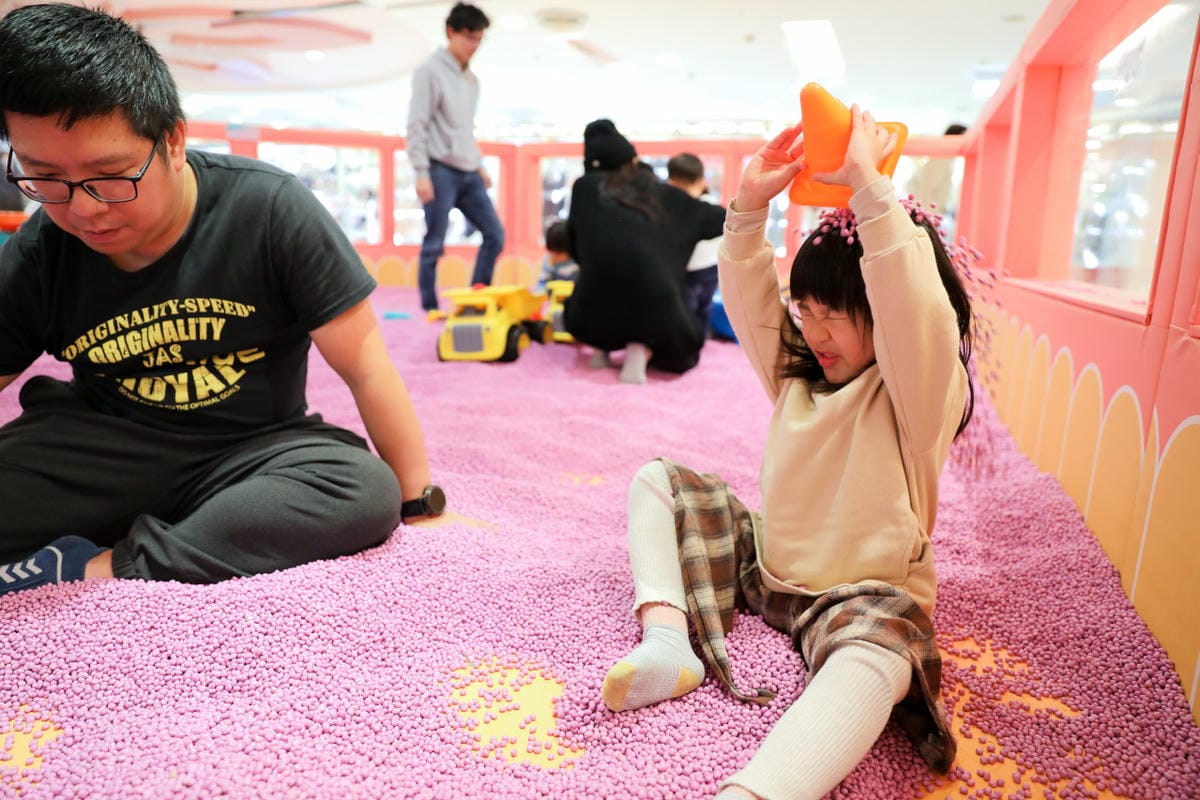 台南室內親子遊樂園推薦! 追風奇幻島-糖果小鎮(台南大遠百) 吃喝玩樂線上購票超划算!