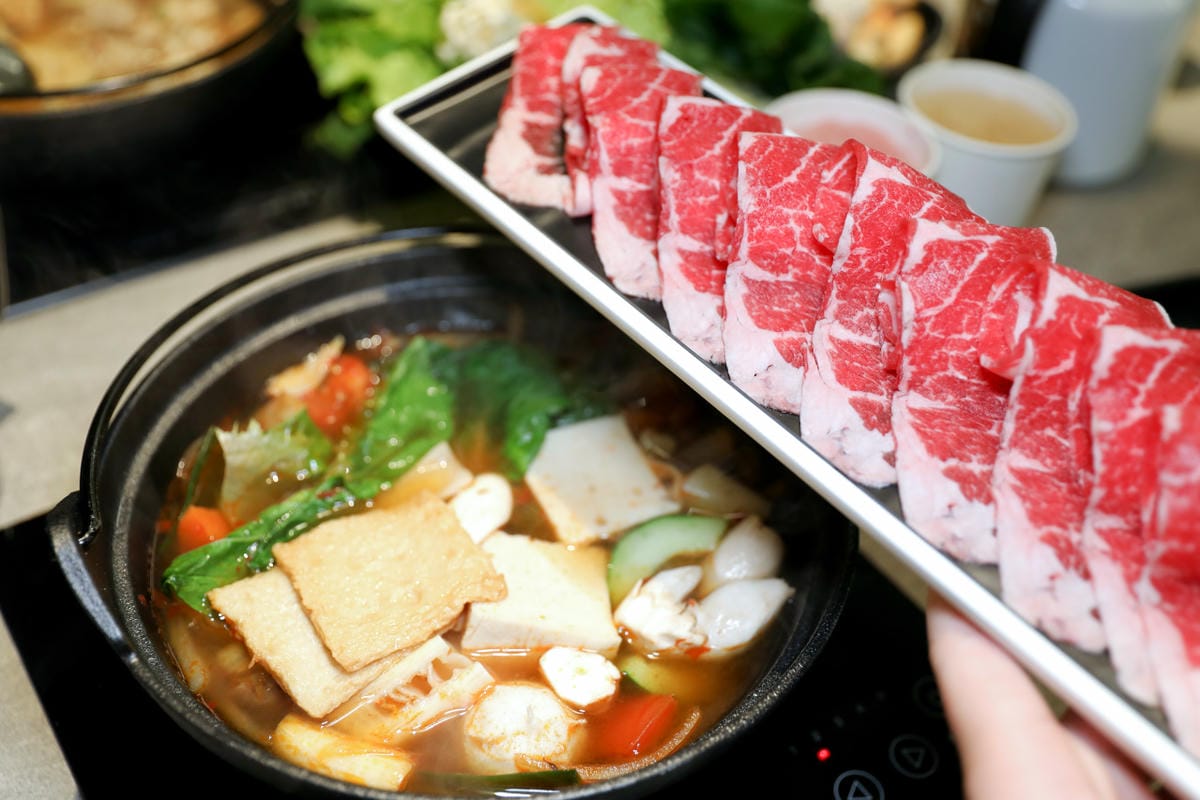 狂一鍋 新台式火鍋(台北西門店) 網路票選新台式火鍋第1名,蔬食自助吧吃到飽,西門町火鍋推薦! - 第1張圖 狂一鍋 新台式火鍋(台北西門店) 網路票選新台式火鍋第1名,蔬食自助吧吃到飽,西門町火鍋推薦!