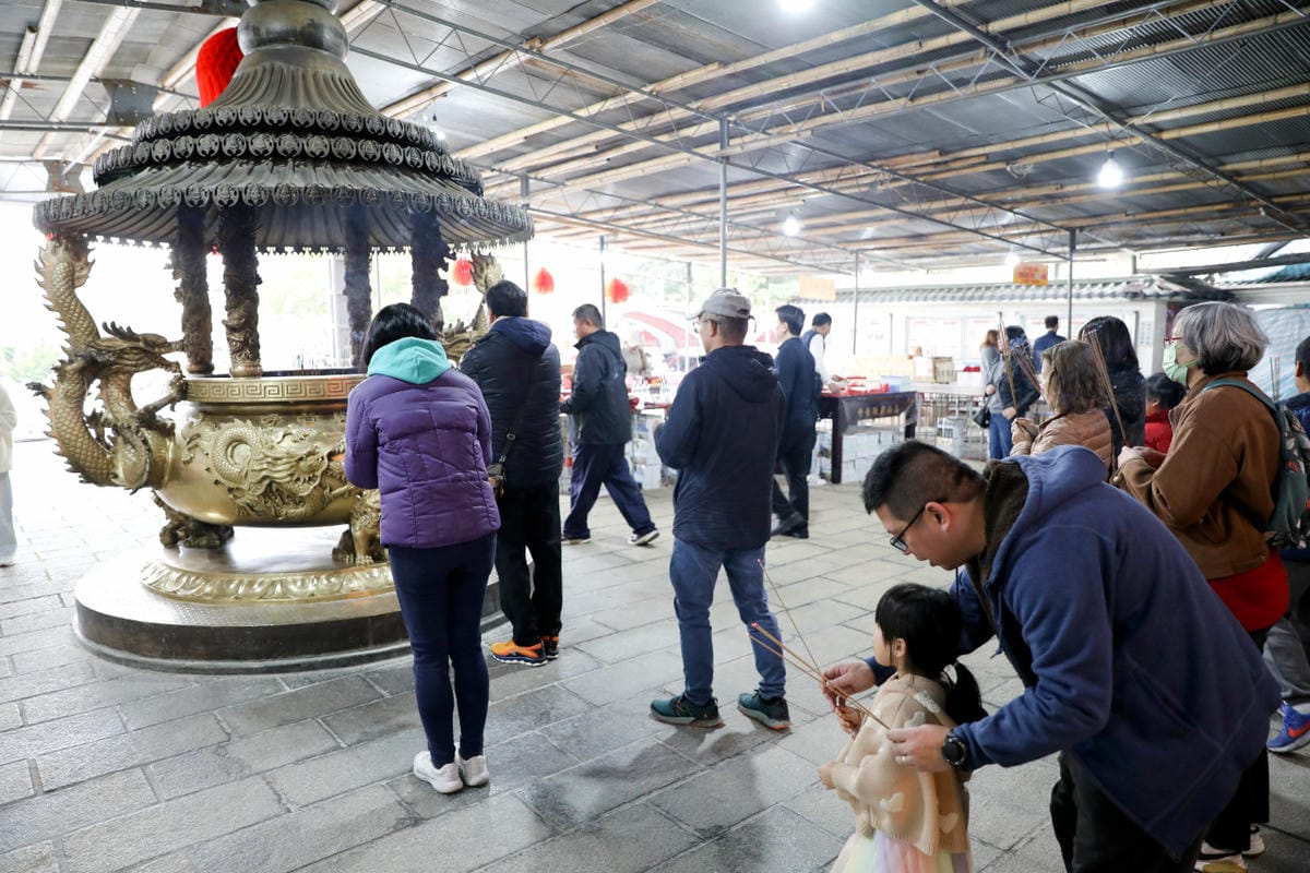 2025桃園走春一日遊推薦! 壽山巖觀音寺 新年祈福拜拜領福袋.點燈安太歲.補春運保平安.賞櫻花,再到長庚養生文化村賞梅花野餐 - 第15張圖 2025桃園走春一日遊推薦! 壽山巖觀音寺 新年祈福拜拜領福袋.點燈安太歲.補春運保平安.賞櫻花,再到長庚養生文化村賞梅花野餐