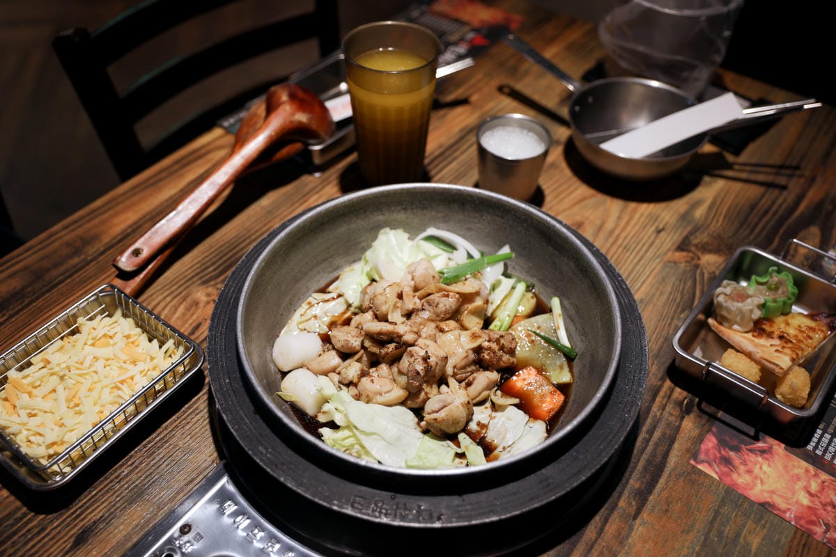 西門町韓式料理火鍋兩吃 500元有找,高CP值吃到飽推薦! 甩鍋雞볶찜韓式炒雞吃到飽(西門店) - 第1張圖 西門町韓式料理火鍋兩吃 500元有找,高CP值吃到飽推薦! 甩鍋雞볶찜韓式炒雞吃到飽(西門店)